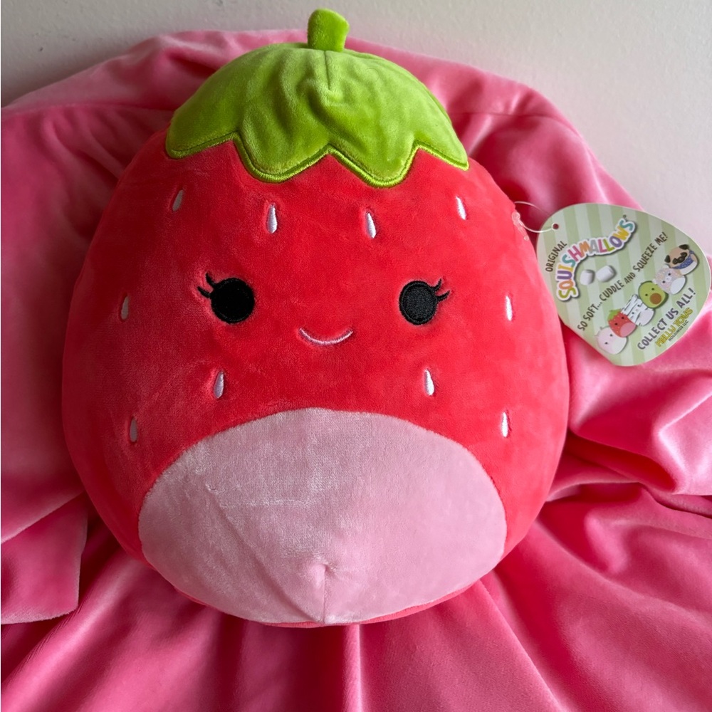 🍓8" Strawberry Squishmallow!🍓